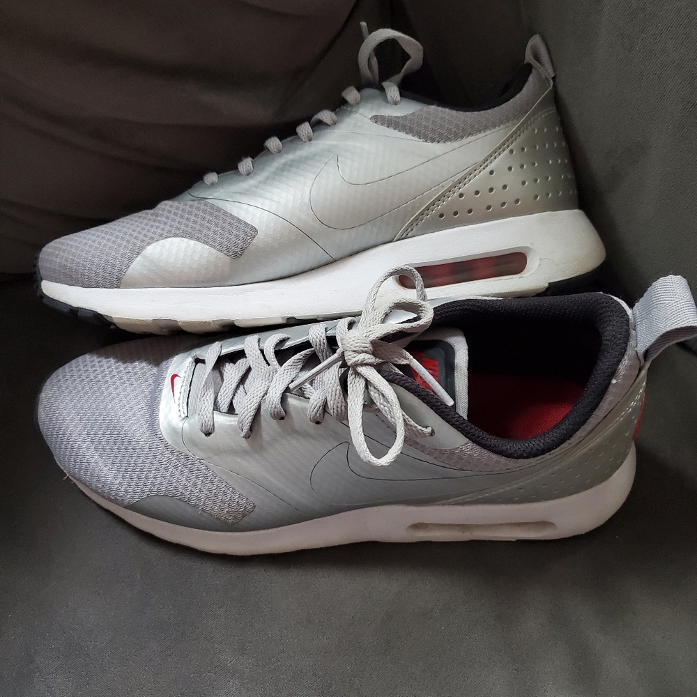 Nike Air Max Tavas ( women's 7.5)